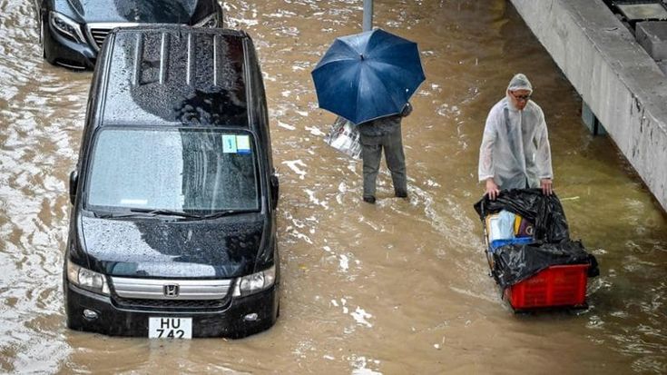 Un’alluvione paralizza Hong Kong. Piogge mai così forti negli ultimi 140 anni causano un morto e centinaia di feriti