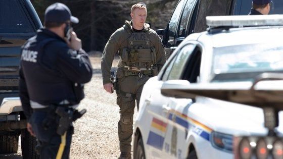 Canada, killer vestito da poliziotto uccide diciotto persone