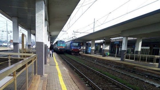 Sale per gioco sul vagone di un treno e tocca un cavo dell'alta tensione: 16enne folgorato nella stazione di Voghera