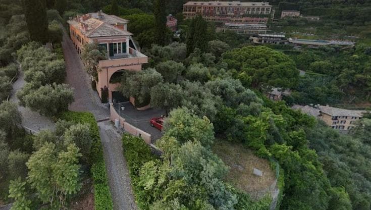 Portofino, per i Suv di Berlusconi, Malacalza e Tronchetti il Comune allarga una strada nel Parco