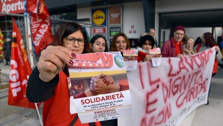 Gli ex dipendenti del supermarket vanno a protestare all'inaugurazione del nuovo discount: "Cambiata la proprietà non ci hanno riassunti"