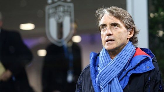 Parma, arriva la nazionale: il municipio si colora di azzurro 
