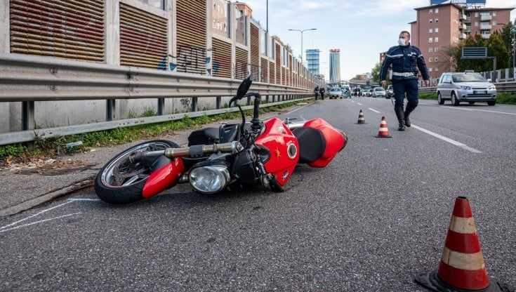 Cade dalla moto, morto 42enne in via De Gasperi