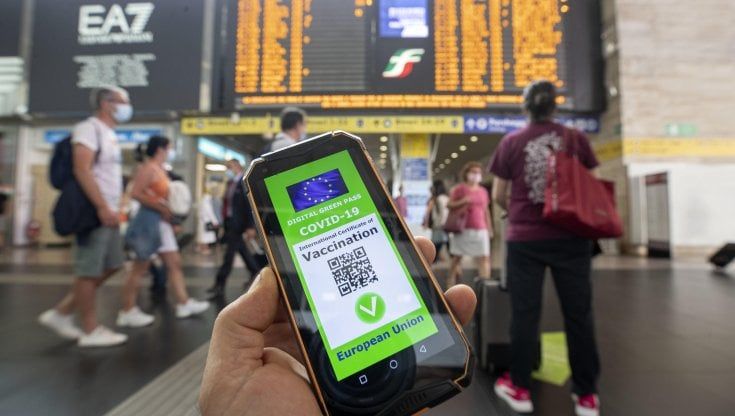 Ma in Italia il Green Pass divide aziende e sindacati: “Servono regole chiare”