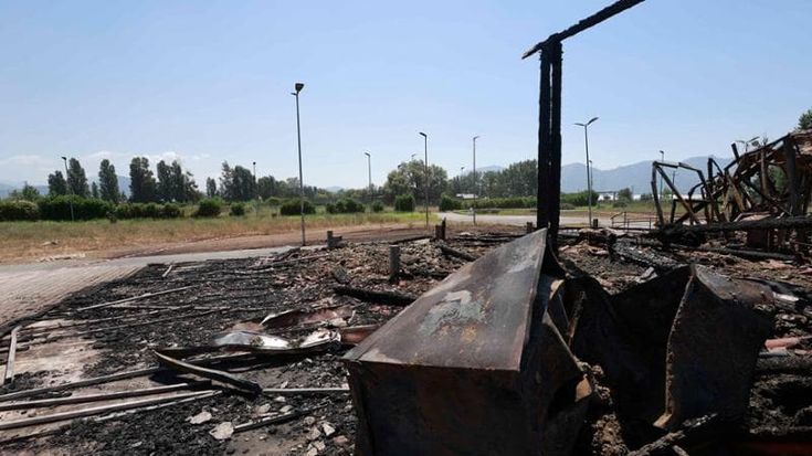 Incendio nel villaggio protostorico a Poggiomarino: “Ci dissero di andare via”. Indaga la Procura