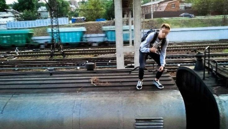 Fuori pericolo il ragazzino rimasto folgorato sul tetto di un treno per farsi un selfie