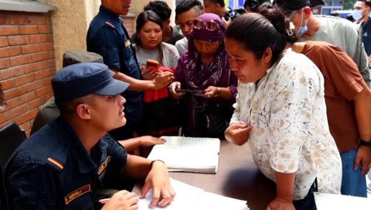 Alluvione in Nepal, la disperata attesa dei familiari dei dispersi a Kathmandu