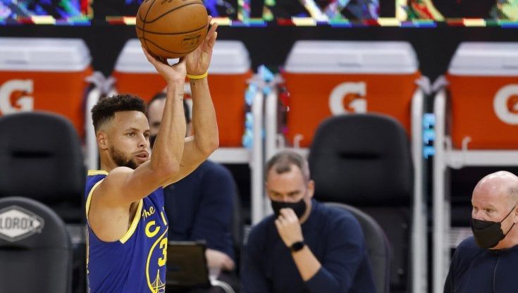 Basket, Nba: Curry trascina i Warriors con 10 triple, Portland sorprende ancora Philadelphia