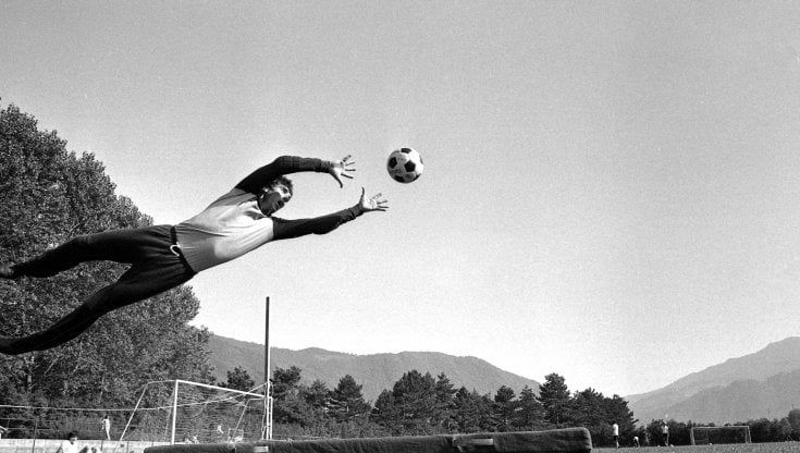 Dino Zoff compie 80 anni. ""Per il Mundial '82 ancora mi fermano: la parata su Oscar è il simbolo di una carriera""
