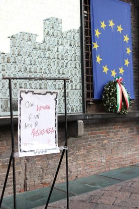 Le frasi di Pertini e Gramsci in giro per Bologna<br />Il flash mob degli studenti per il 25 Aprile
