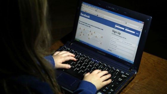 Brindisi, adesca 10 donne su Facebook e le ricatta per non diffondere foto hot: arrestato