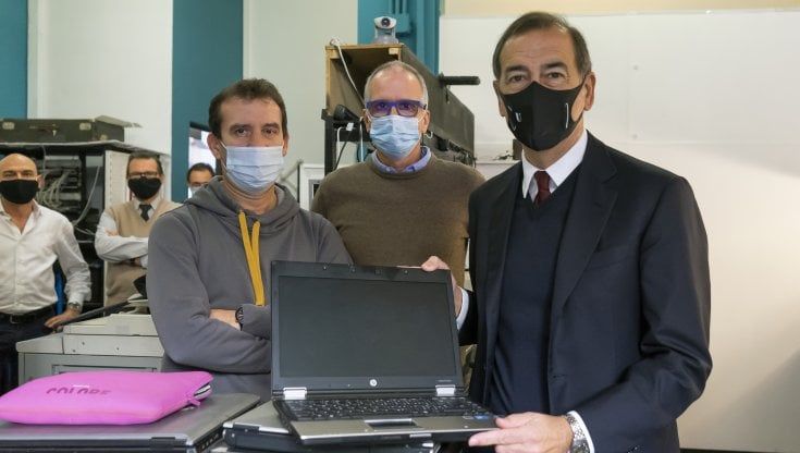 L'azienda che rigenera i pc per darli agli alunni più bisognosi. Sala: "Donateli di più"