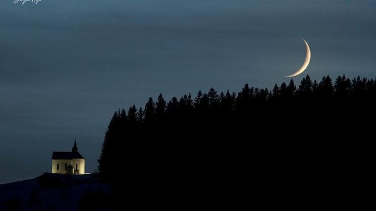 La Luna e una chiesa delle Dolomiti giocano a nascondino. La foto del giorno scelta dalla Nasa