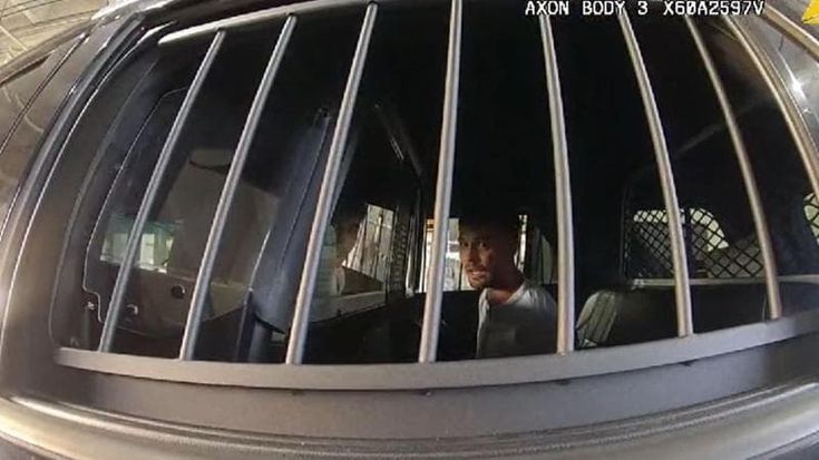 Matteo Falcinelli nell’auto della polizia: “Non riesco a respirare, liberatemi”