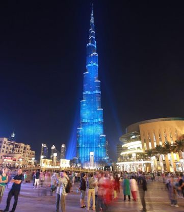 Dubai sede dell'Expo 2020. Luci sul Burj Khalifa