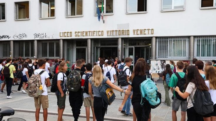 Tre bocciati alla maturità in una classe, i genitori: “Percorso annullato da pochi giorni di esame”