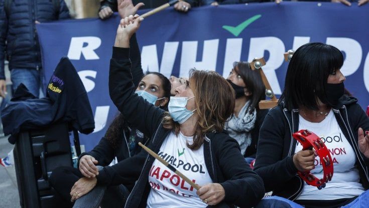 Whirlpool Napoli, la multinazionale congela i licenziamenti fino al 22 ottobre. Fico: "Il Governo sia vicino ai lavoratori"