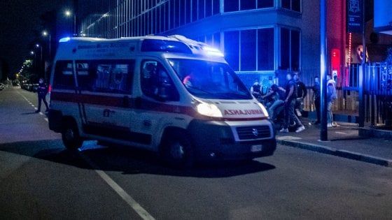 Travolta da un'auto, donna portata in ospedale: è in coma