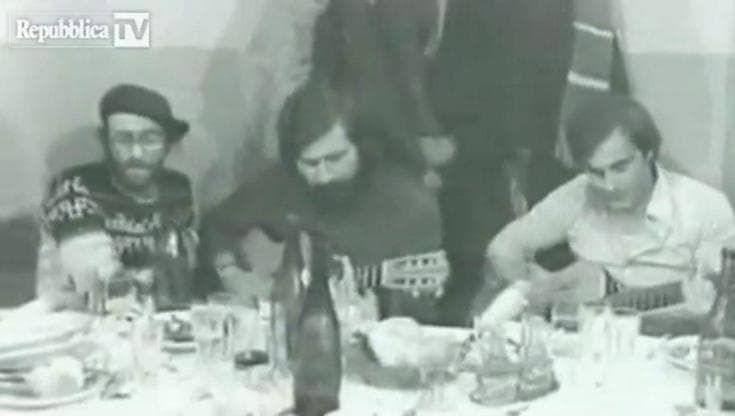 Francesco Guccini canta 'Porta Romana bella' in osteria con Lucio Dalla e Roberto Vecchioni