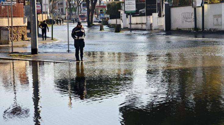Si rompe la tubatura e via Prenestina diventa un lago: interi quartieri senza acqua