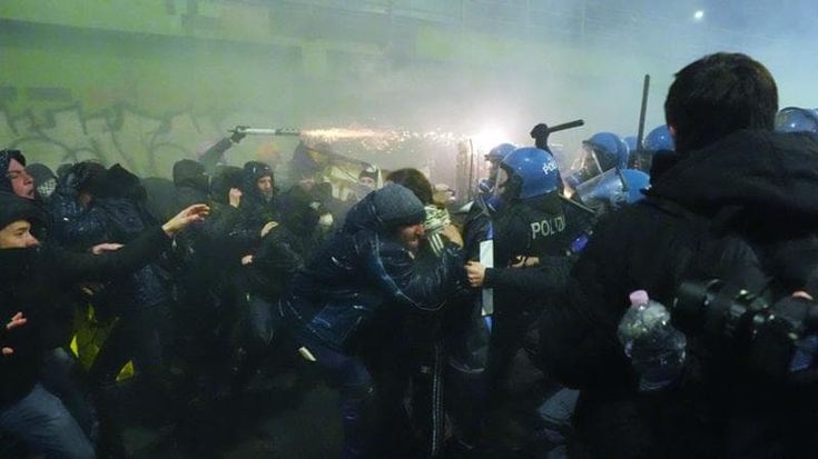 Milano, manifestazione contro le Olimpiadi: 5mila in corteo, fuochi d’artificio e cariche