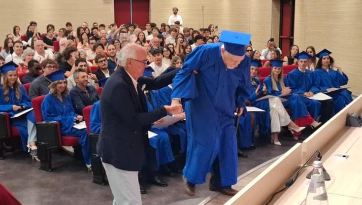 A 96 anni dottore in Economia: “La mia una vita di dispiaceri ma bella. Per questa laurea ho pianto”