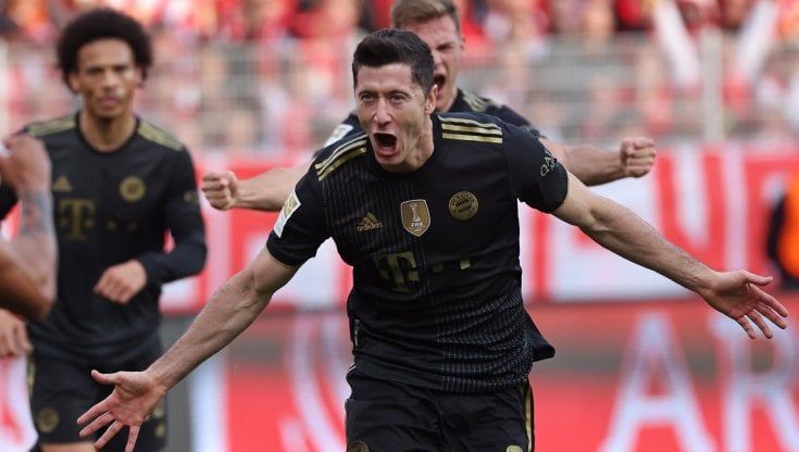 Il Bayern ne fa cinque all'Union Berlino, Dortmund e Friburgo non mollano