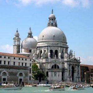 Venezia, multa di tremila euro per aver fatto pipì in un angolo della Basilica della Madonna della Salute