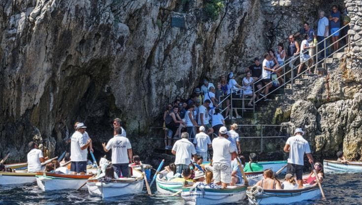 Capri, rissa tra barcaioli per la Grotta Azzurra. E all’ingresso c’è la coda