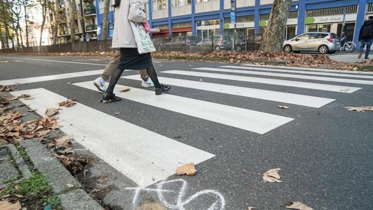 Investito dal bus in viale Jenner a Milano, è gravissimo: attraversava con il rosso sulle strisce