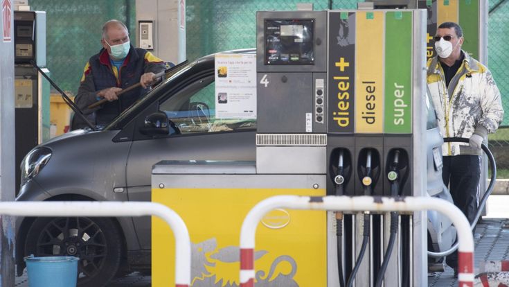 Il mistero del prezzo della benzina: il petrolio crolla del 59%, un litro di verde del 5%