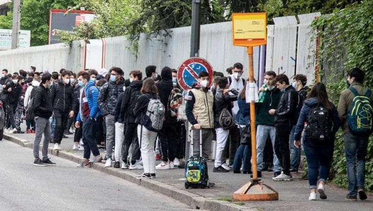 Lombardia zona gialla da oggi 26 aprile, a Milano traffico sostenuto e mezzi pubblici che superano la prima prova