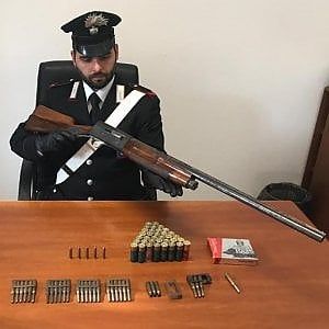 Tre agricoltori insospettabili nascondevano armi in casa, arrestati
