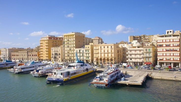 Tagli ai collegamenti con le isole minori, proteste di amministratori e associazioni