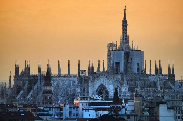 Milano, si fa sera: gli scatti degli ultimi raggi di sole sulla città