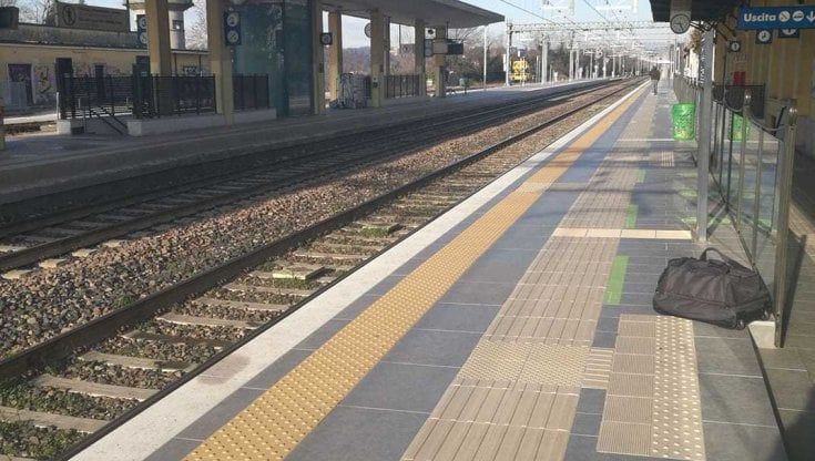 Porta i bambini di 3 e 6 anni giù dal treno e risale per prendere la valigia: ma il convoglio riparte con la mamma a bordo