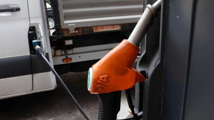 Servono buoni benzina anche per i pensionati. Corsa per sanare l’errore