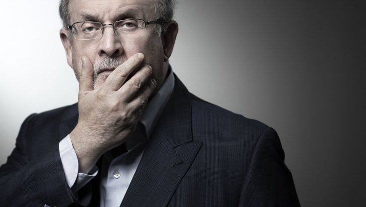Rushdie sta migliorando. Il figlio: “Ha parlato  e non ha perso lo humor"