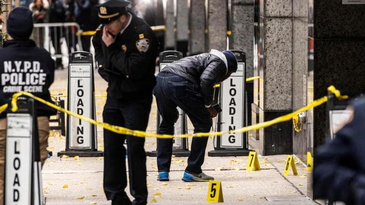 New York, ucciso a sangue freddo Brian Thompson, il manager del colosso sanitario