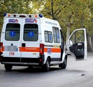 A1, auto finisce fuori strada<br />gravi due fratellini