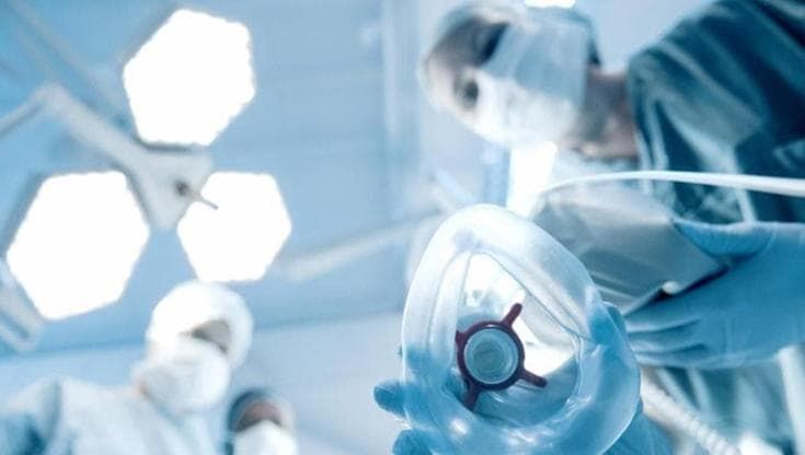 Donna in coma dopo anestesia per intervento estetico: tre indagati. Ma il centro continua a lavorare