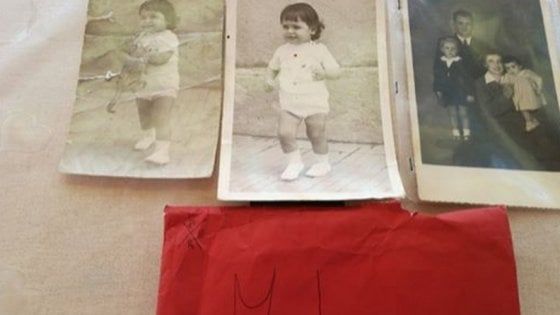 Restaura il mobile comprato al mercatino e trova vecchie foto di famiglia: appello su Fb per ritrovare il proprietario