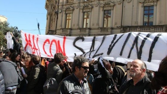 Catanzaro, Salvini contestato durante il comizio sbotta: "Moscerini rossi, andate da Oliverio"