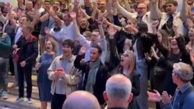 La Fenice, gli orchestrali escono dal teatro tra gli applausi dei veneziani