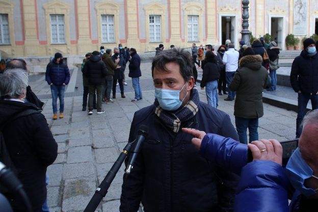 Ristoratori in piazza a Genova: "Non siamo interruttori, dobbiamo programmare"