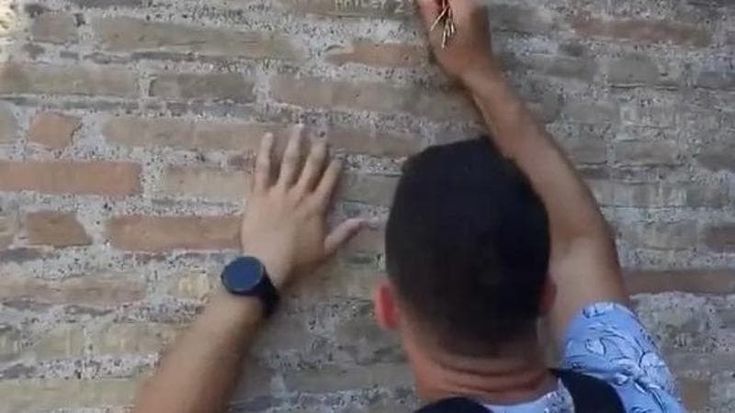 Lo sfregio sul Colosseo finisce sul New York Times: è caccia al vandalo Ivan (per inciso +Haley23)