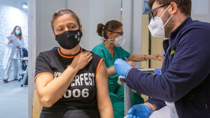 Vaccini anti Covid, dal Welfare: "Fateli ai volontari del terzo settore"