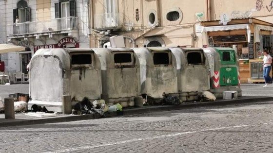Rifiuti, la denuncia di Asia: "Bruciate cinquanta campane in una settimana"