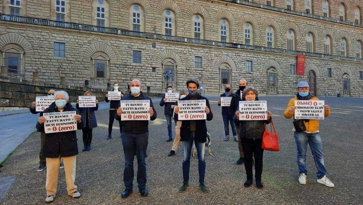 Crisi Covid, flash mob dei commercianti in piazza Pitti a Firenze: "Qualcuno ci aiuti, ci stiamo indebitando" 