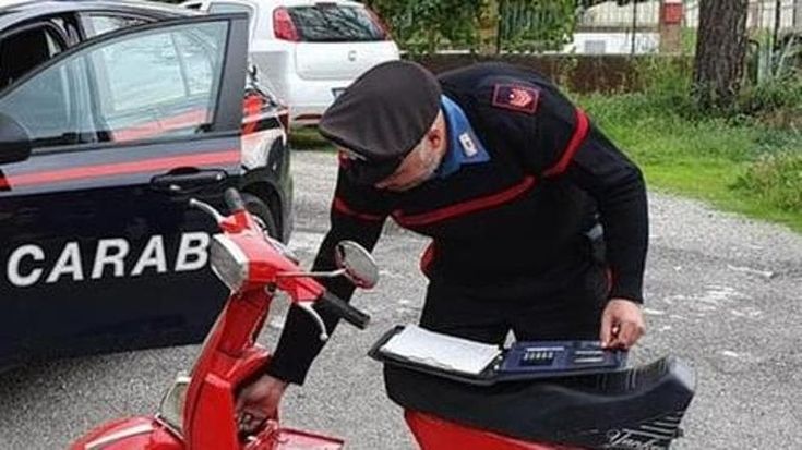 Minacciano con i coltelli un pescatore e gli rubano la Vespa: presi due sedicenni nel Canavese